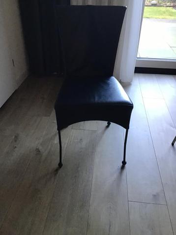 4 eetkamerstoelen, 2 rood met leuning, 2 blauw zonder