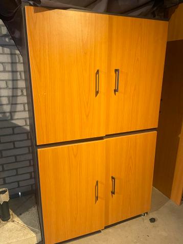 Houten kast met deuren op wieltjes