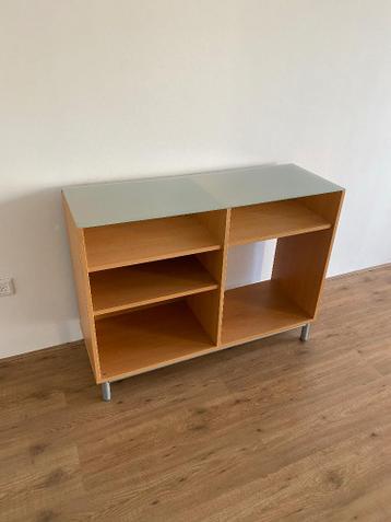 [GRATIS] Houten kast met glazen bovenkant