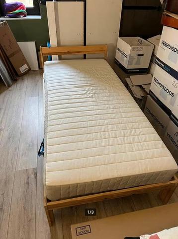 Praktisch nieuw 1 Persoons logeerbed met matras 200x90