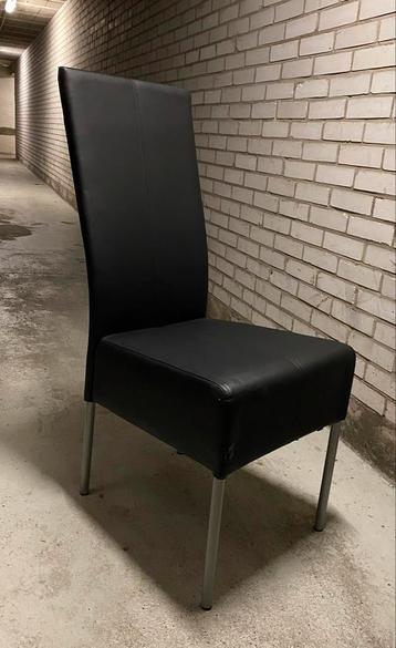 4 zwarte stoelen met hoge rugleuning - gratis!