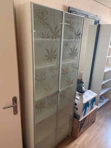 Nette kast met glazen deuren