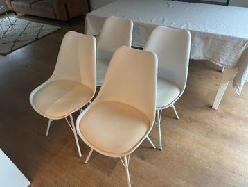 Vier witte stoelen, gratis, vrijdag 27 ophalen