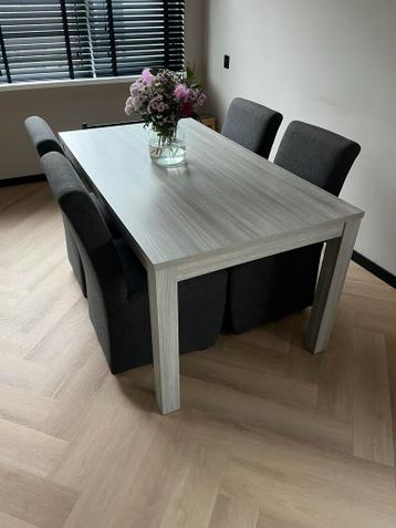 Eethoek met tafel en stoelen