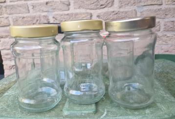 Plusminus15 glazen potjes met deksel.