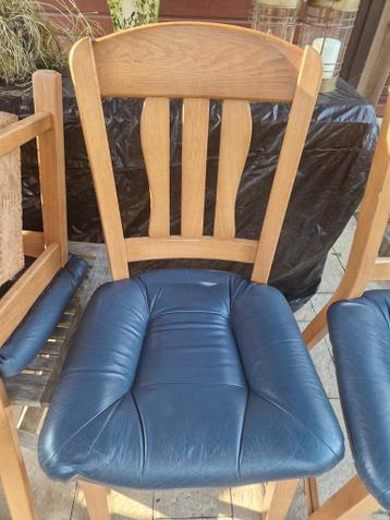 Vier Robuuste Houten Stoelen met Blauwe Zitting