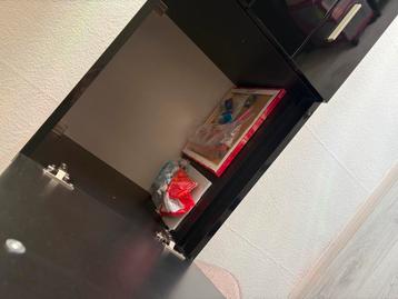 Zwarte hoogglans hangkast