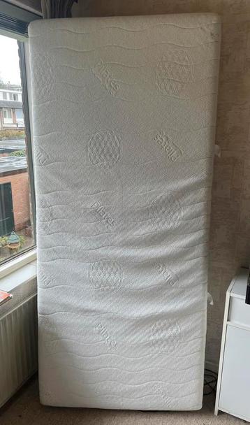 Gratis stevig schoon matras 90x200 cm en 20 cm dik