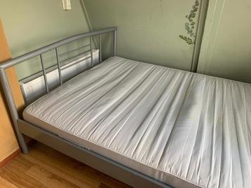 Gratis matras, bed en lattenbodem