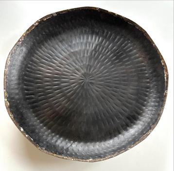 Schaal op driepoot met goudkleurige onderkant, 50 cm