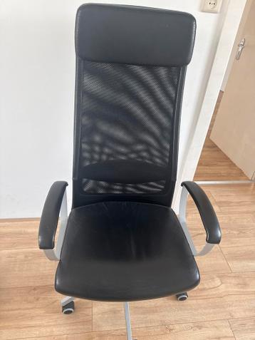Zwarte bureaustoel met hoge rugleuning