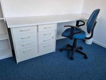 bureau met stoel