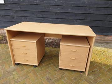 bureautje/tafel met 2 ladenblokken op wieltjes - beuken-look