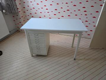 Wit bureau met lades