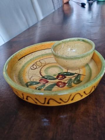 Serving bowl with dip compartment