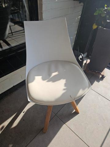 Witte stoel met houten poten