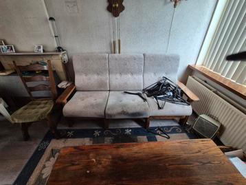 Donker eiken bank met losse kussen en 1 losse stoel