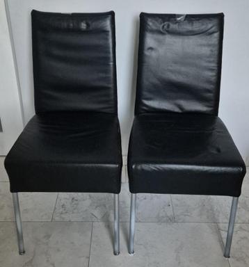 Gratis twee zwarte eetkamerstoelen