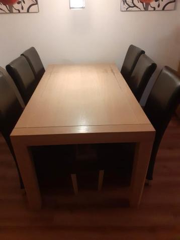 Eikenhouten tafel met 6 leren stoelen