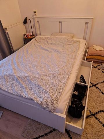 Wit houten bed 140x200 met opbergladen