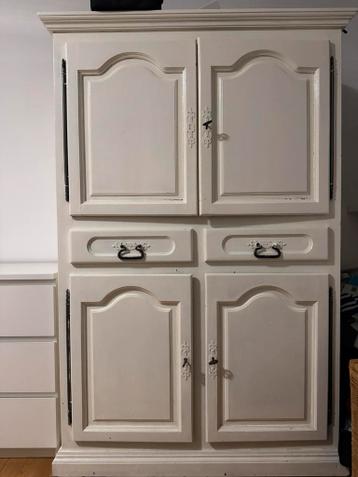 Vintage Kledingkast 115x57x174 cm –Lift in Gebouw