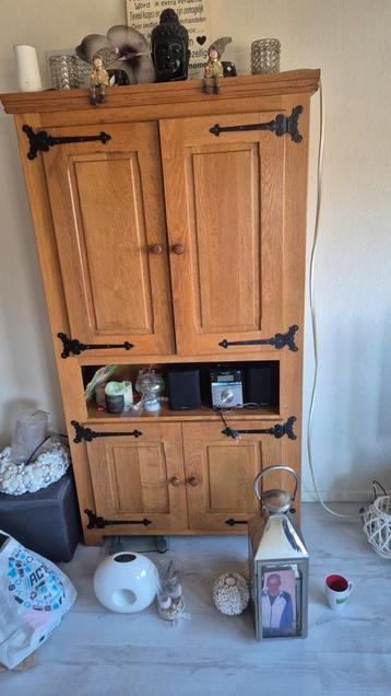 Mooie houten kast met deuren
