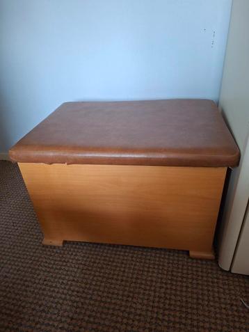 GRATIS Speelgoed / opbergkist  tevens bankje hout