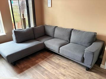 Grijze hoekbank met zwarte stalen poten (Van Bommel Meubel)