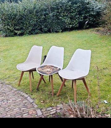3 stoelen, gratis, witte kunststof kuip en houten onderstel
