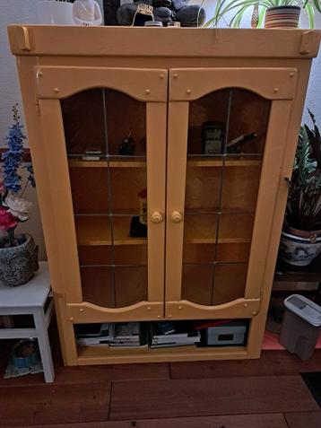 Vintage vitrinekast met glazen deuren gratis