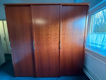 GRATIS kast kersenhout met schuifdeuren hanggedeelt plank