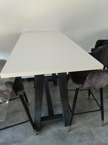 Moderne eettafel met beschermlaag - 1 jaar oud