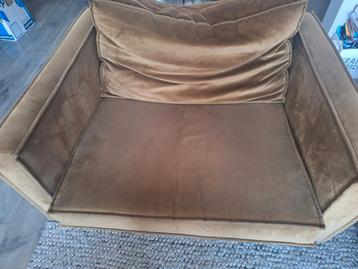 GRATIS VANDAAG Goudkleurige Love Seat - Tweede Ronde!