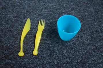 1x Kinder Blauwe Beker & een Geel Mes en Vork