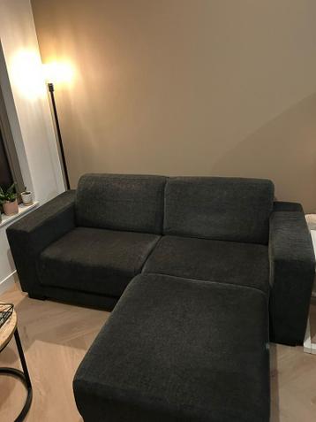 Gratis op te halen grijze bank met hocker