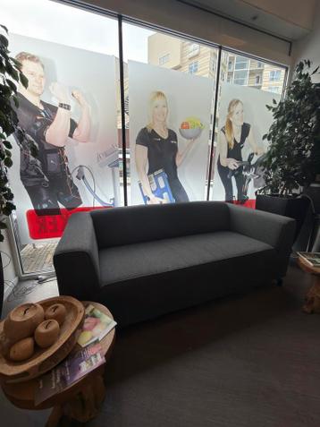 Moderne grijze bank - Stijlvol en comfortabel