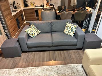 Ikea Kivik 2-zits bank + 2 poefs en kussens gratis