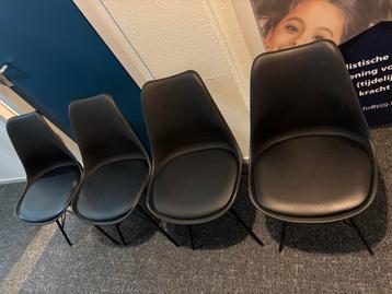 Gratis 4 zwarte stoelen