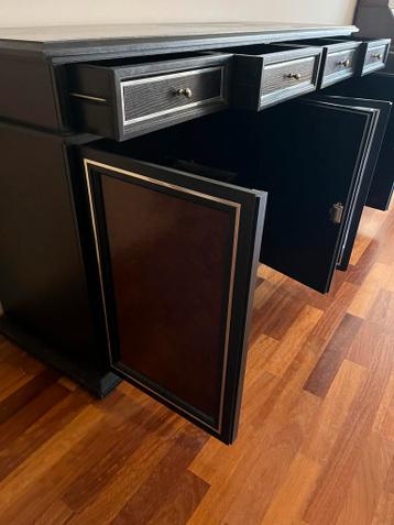 Zwarte dressoir/buffetkast met zilveren details