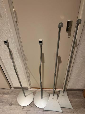 Gratis af te halen: 4 steunen voor surround boxen