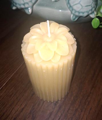 Gratis ophalen: gele ribbel kaars met bloem