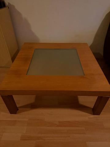 Houten tafel met glazen inzet
