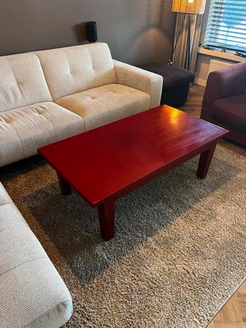 Rode Salontafel ca.130x70cm. Hoogte ca. 50cm