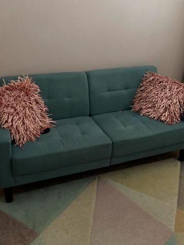 Groene 2-zitsbank met sierkussens