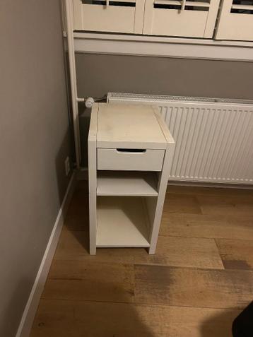 Kastje voor naast bureau