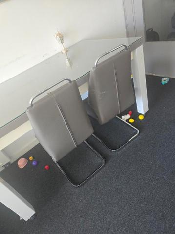 Eettafel met stoelen