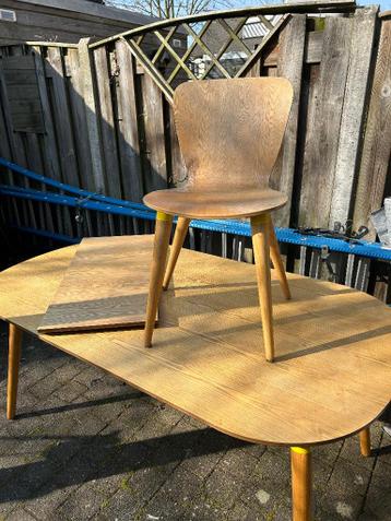 Tafel en stoelen