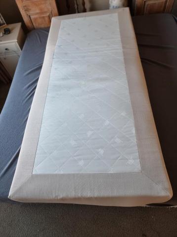 Gratis Boxspring matras 90 cm x 200 cm.