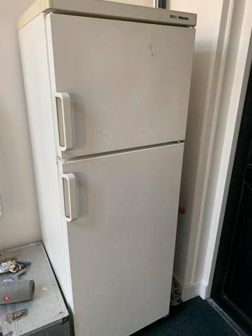 Grote Koelkast met Vriesvak - Functioneert Prima!