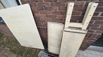 Kleine houten stelling 120 bij 94 bij 30  gratis